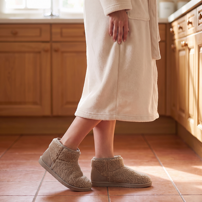 Dames teddy pantoffels taupe – Apollo – gedragen in de keuken