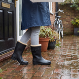 Gevoerde regenlaarzen dames zwart – XQ Footwear – gedragen in de regen