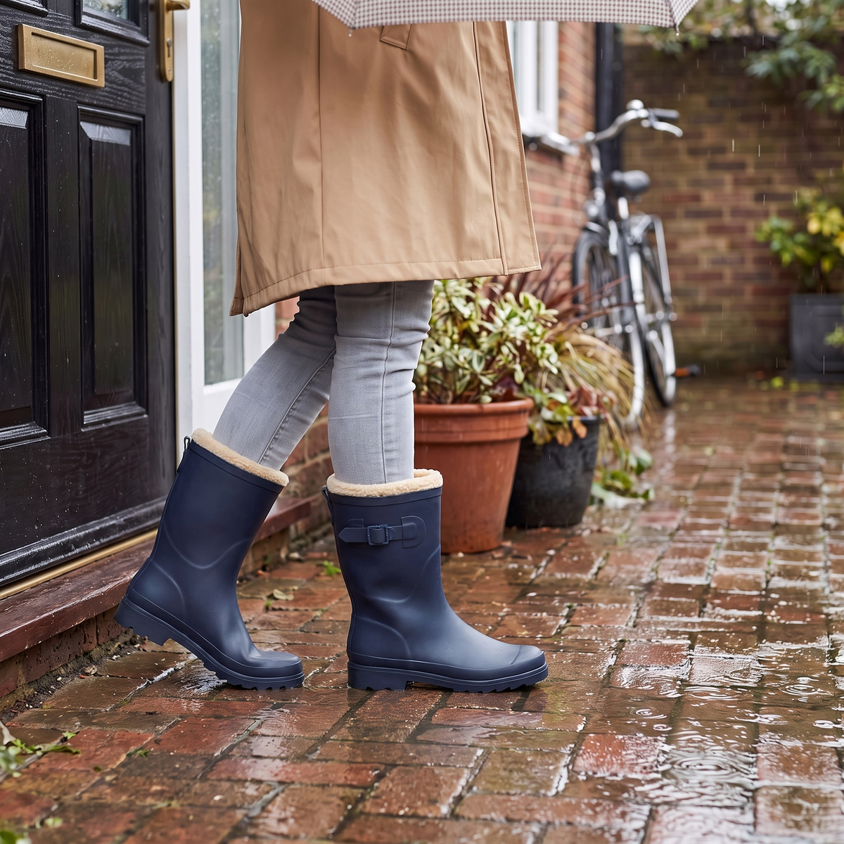 Gevoerde regenlaarzen dames navy – XQ Footwear – gedragen in de regen