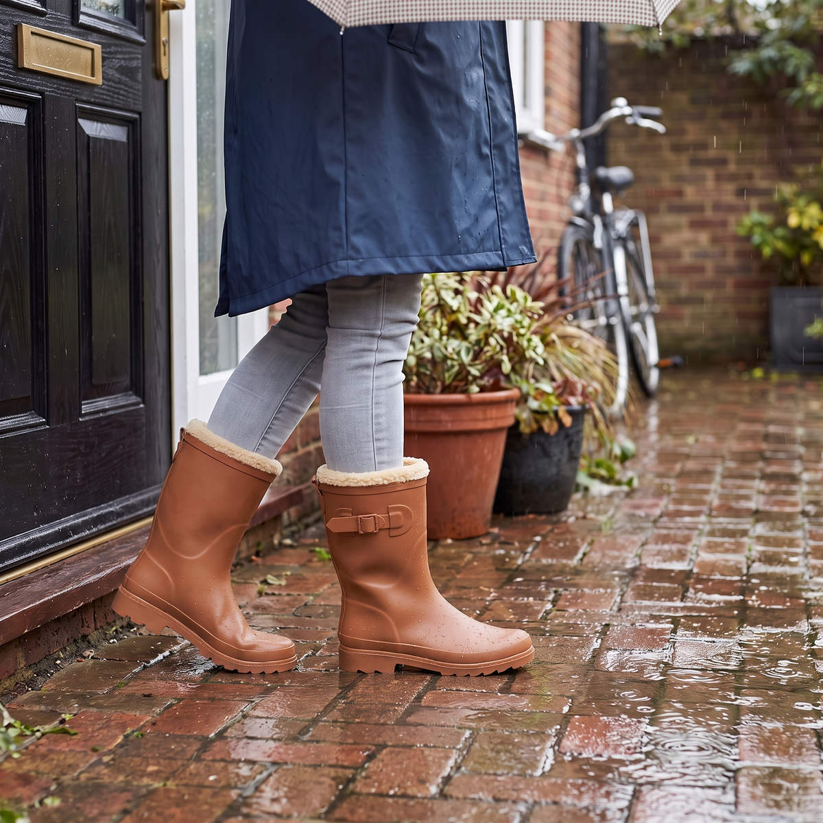 Gevoerde regenlaarzen dames bruin – XQ Footwear – gedragen in de regen
