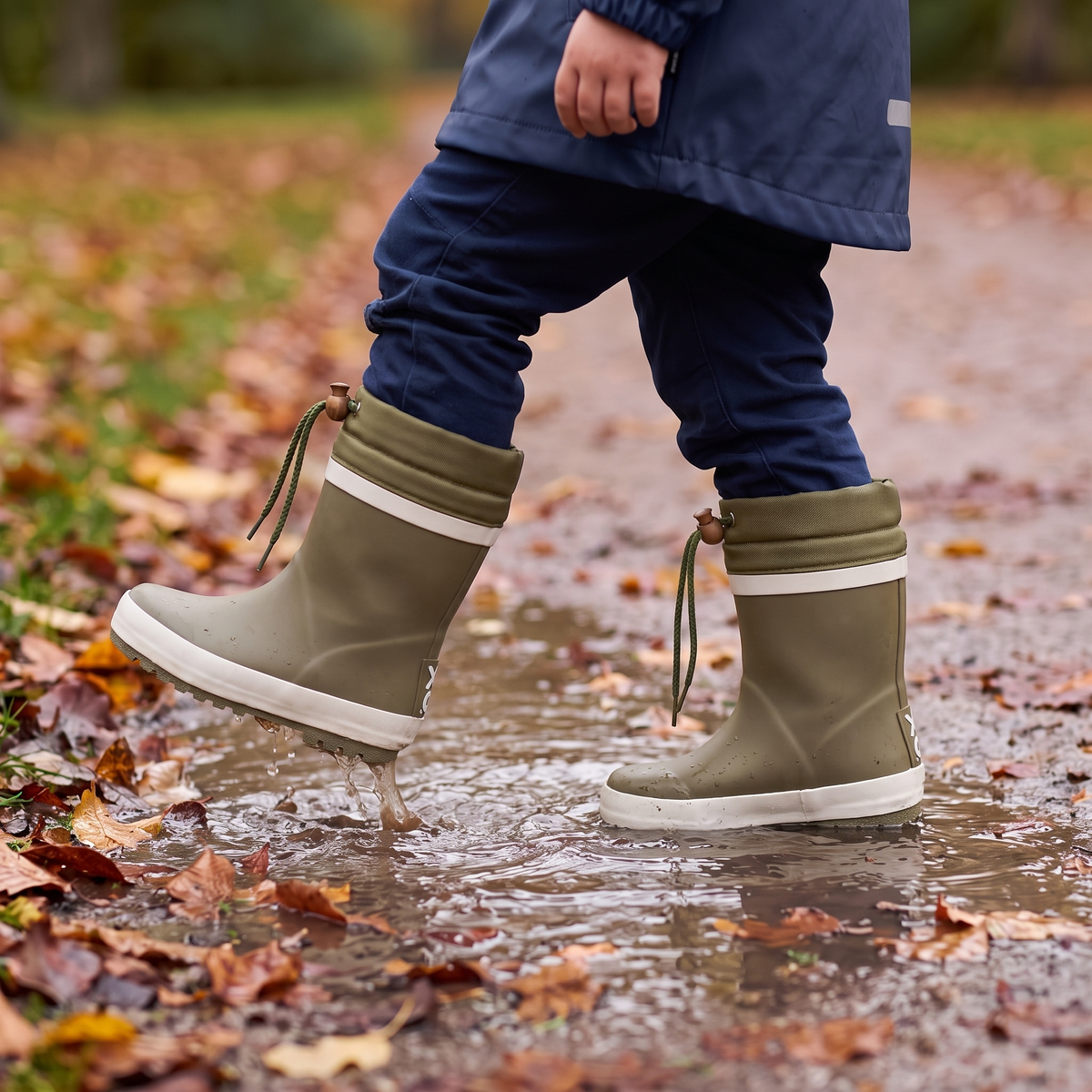 Regenlaarzen kinderen fleece khaki – XQ Footwear – gedragen in de regen
