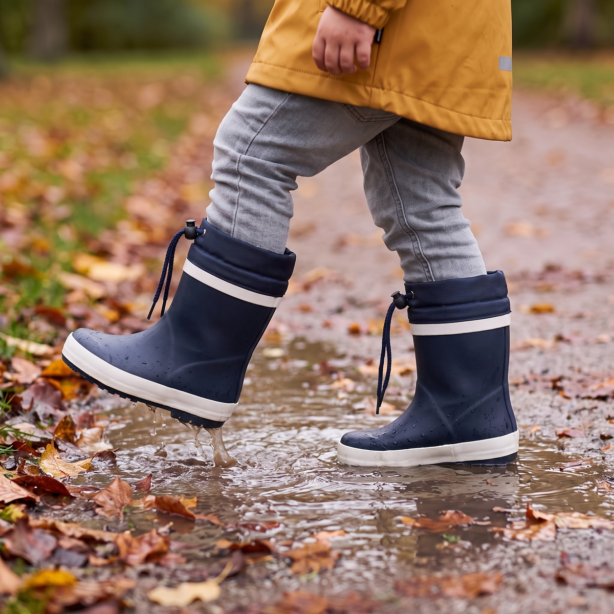 Regenlaarzen kinderen fleece navy blauw – XQ Footwear – gedragen in de regen